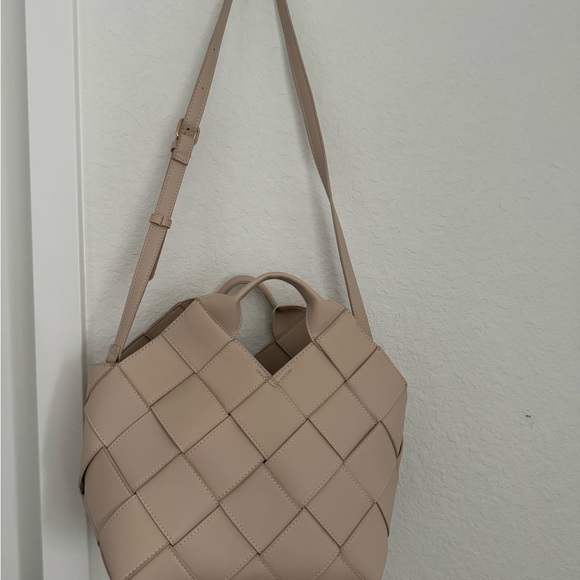 ✨NWT✨ VICI Cream Adeline Woven Faux Leather Satchel with Crossbody Strap - Picture 2 of 6